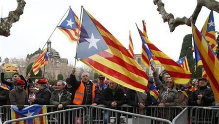 Người dân Catalonia biểu tình phản đối quyết định của Chính phủ Tây Ban Nha.